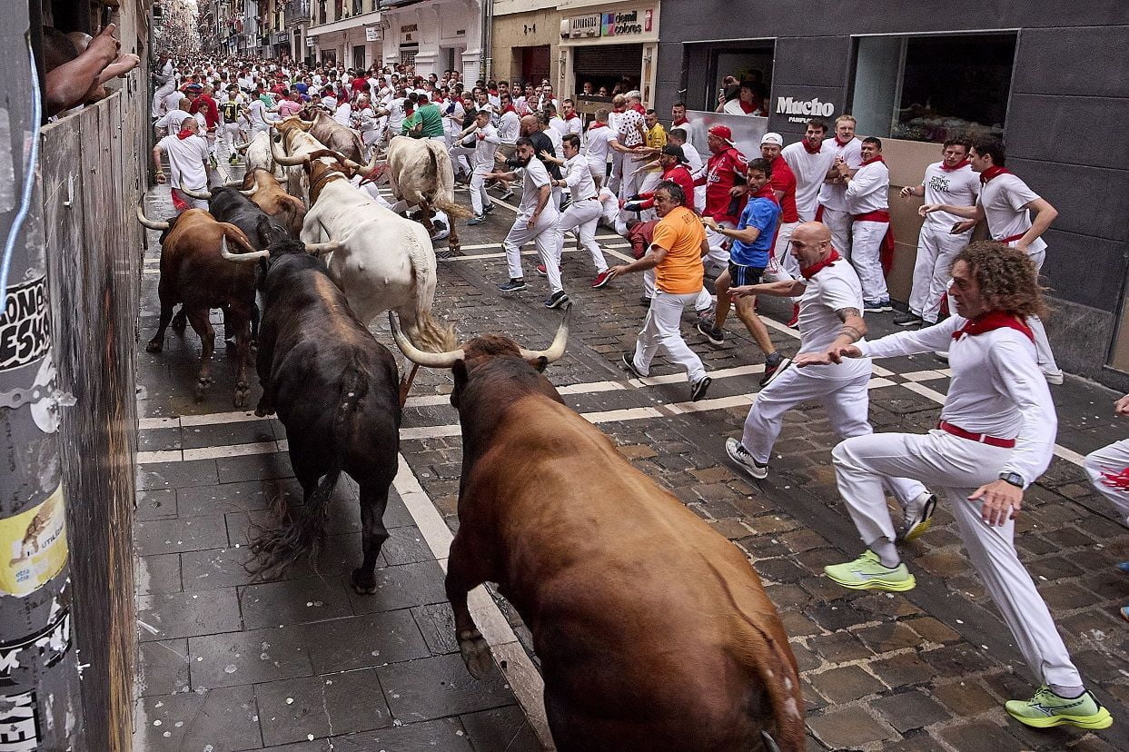 Power Pamplona Sou Um Carateca Correndo De Um Touro No Jogo Do