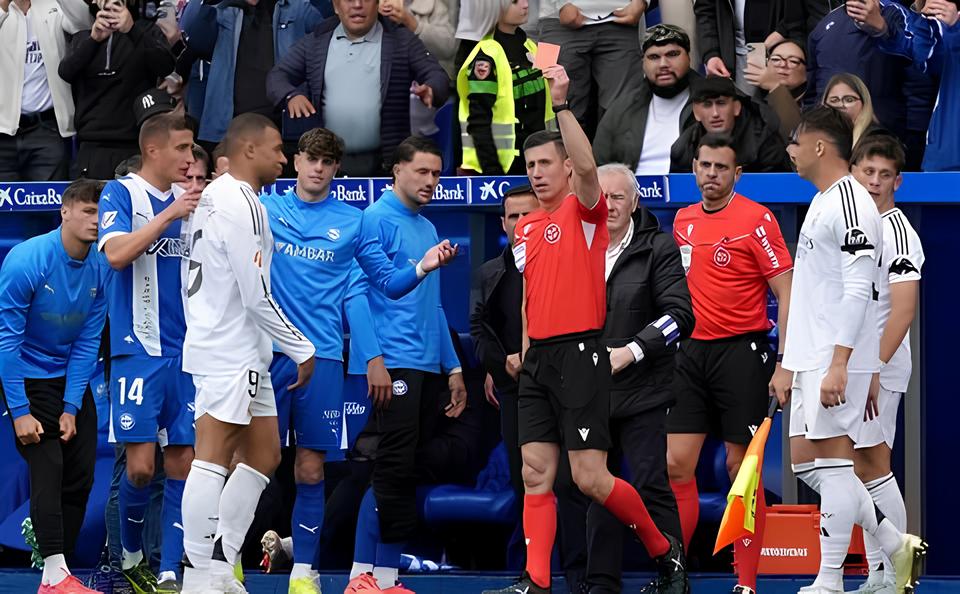 Cabeça-Dura e Egoísta: A Explosiva Expulsão de Mbappé Que Está Dividindo o Mundo do Futebol 3 Cabeça-Dura e Egoísta: A Explosiva Expulsão de Mbappé Que Está Dividindo o Mundo do Futebol Cabeça-Dura e Egoísta: A Explosiva Expulsão de Mbappé Que Está Dividindo o Mundo do Futebol