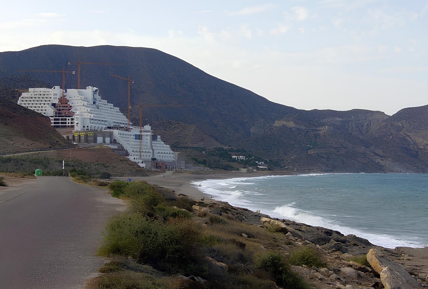 O Caso do Hotel Fantasma: Quando Ambição e Natureza Entram em Conflito 3 O Caso do Hotel Fantasma: Quando Ambição e Natureza Entram em Conflito O Caso do Hotel Fantasma Quando Ambi o e Natureza Entram em Conflito O Caso do Hotel Fantasma: Quando Ambição e Natureza Entram em Conflito
