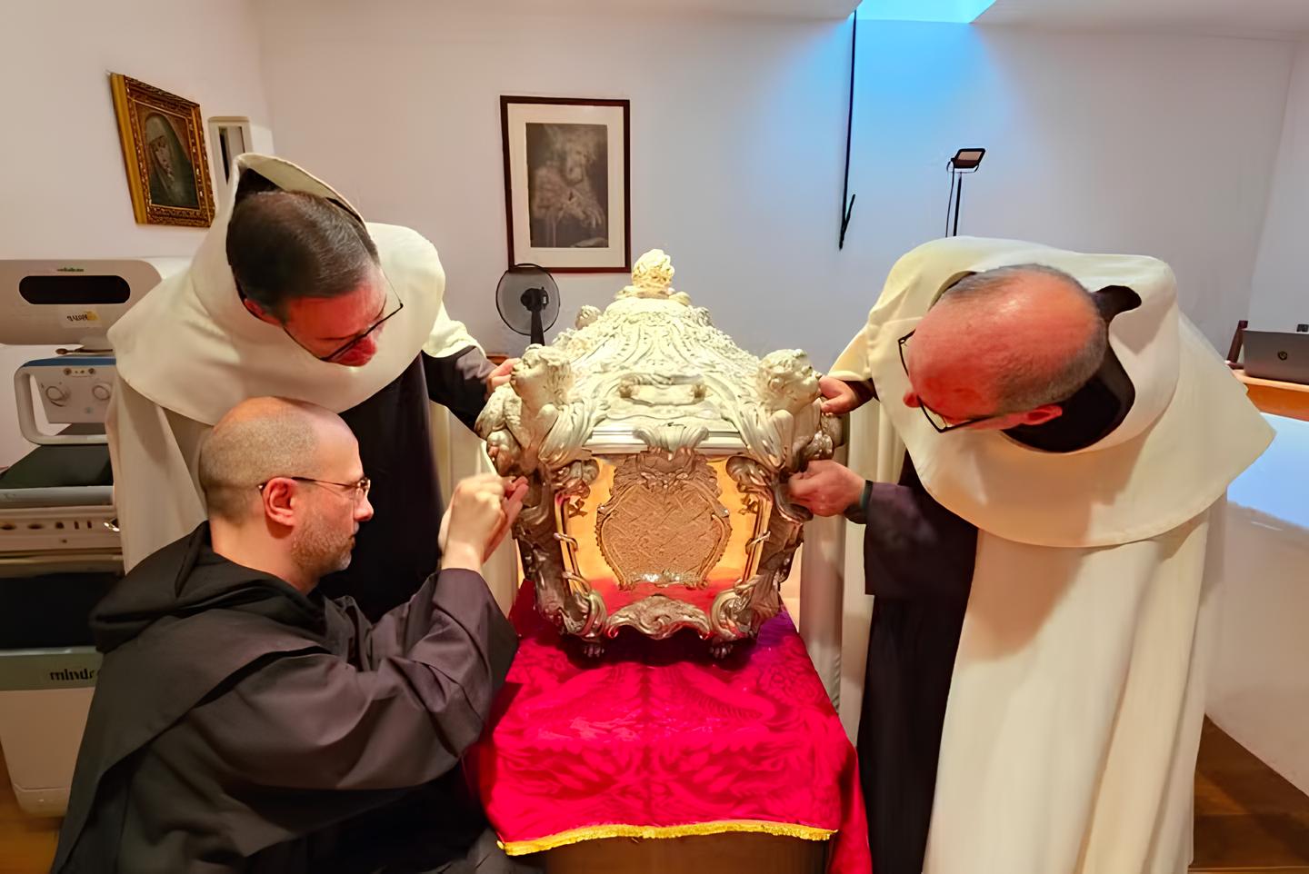 O Mistério das Dez Chaves: O Túmulo de Teresa de Ávila e o Enigma que Intriga o Mundo 3 O Mistério das Dez Chaves: O Túmulo de Teresa de Ávila e o Enigma que Intriga o Mundo O Mist rio das Dez Chaves O T mulo de Teresa de vila e o Enigma que Intriga o Mundo O Mistério das Dez Chaves: O Túmulo de Teresa de Ávila e o Enigma que Intriga o Mundo