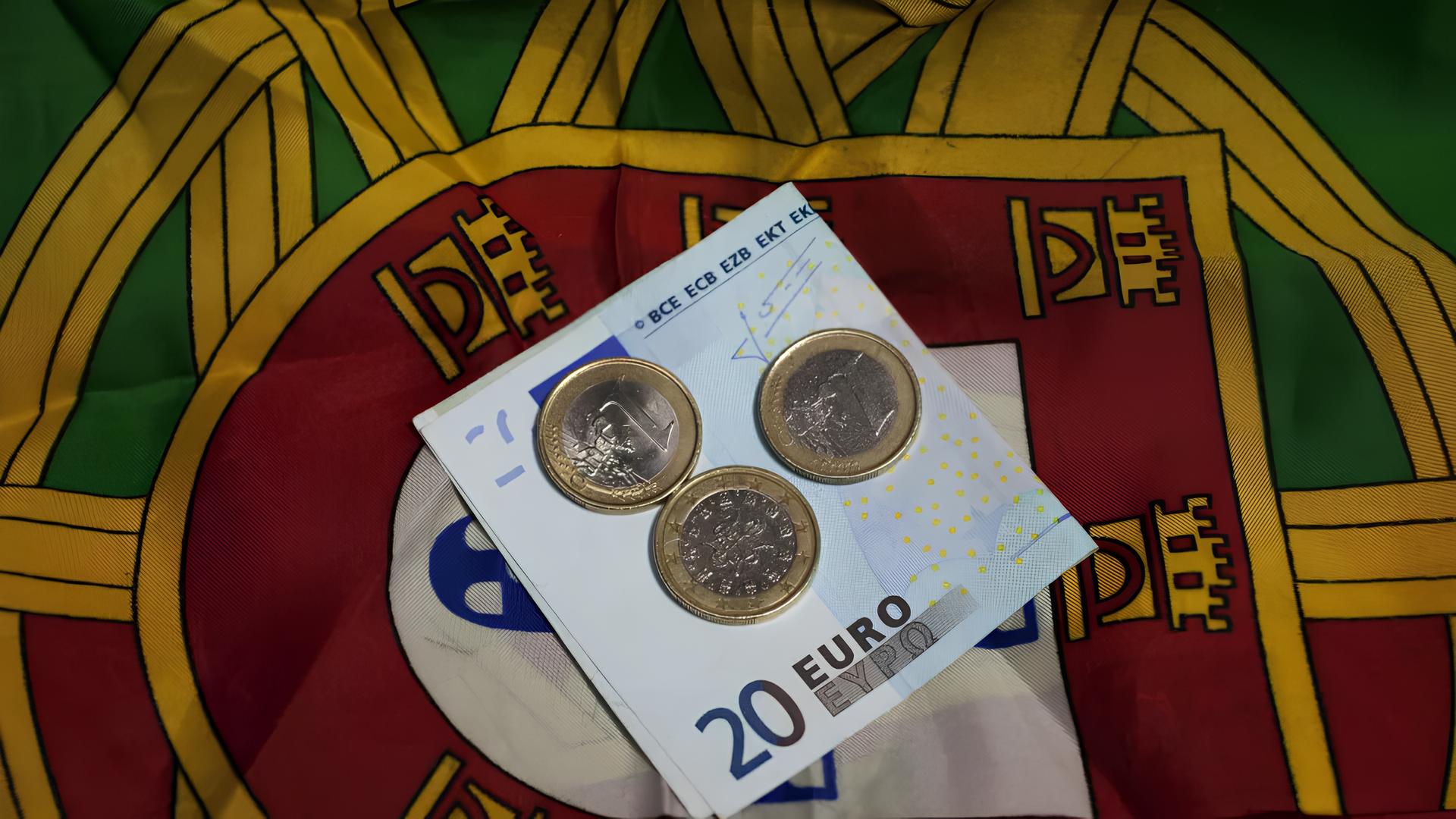 Quando os Juros Descem, o Futuro Sobe: O Caso Português em Tempos de Incerteza 3 Quando os Juros Descem, o Futuro Sobe: O Caso Português em Tempos de Incerteza Quando os Juros Descem o Futuro Sobe O Caso Portugu s em Tempos de Incerteza Quando os Juros Descem, o Futuro Sobe: O Caso Português em Tempos de Incerteza