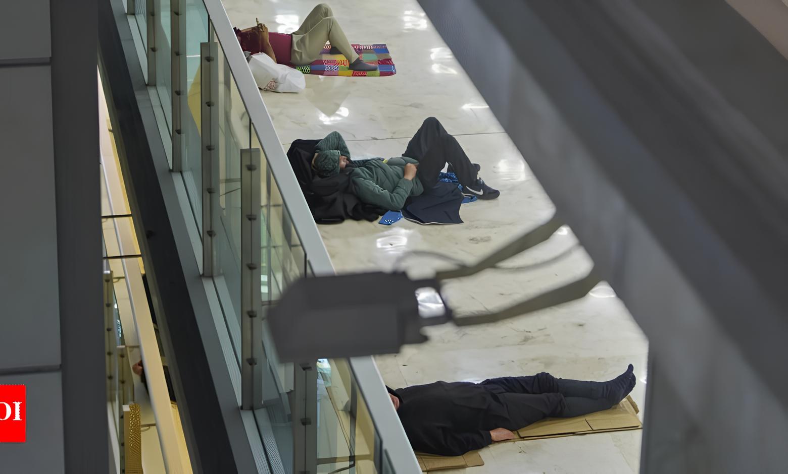 A Crise Invisível nos Aeroportos: Como Madri se Tornou o Último Refúgio dos Sem-Teto na Espanha 3 A Crise Invisível nos Aeroportos: Como Madri se Tornou o Último Refúgio dos Sem-Teto na Espanha A Crise Invis vel nos Aeroportos Como Madri se Tornou o ltimo Ref gio dos Sem Teto na Espanha A Crise Invisível nos Aeroportos: Como Madri se Tornou o Último Refúgio dos Sem-Teto na Espanha