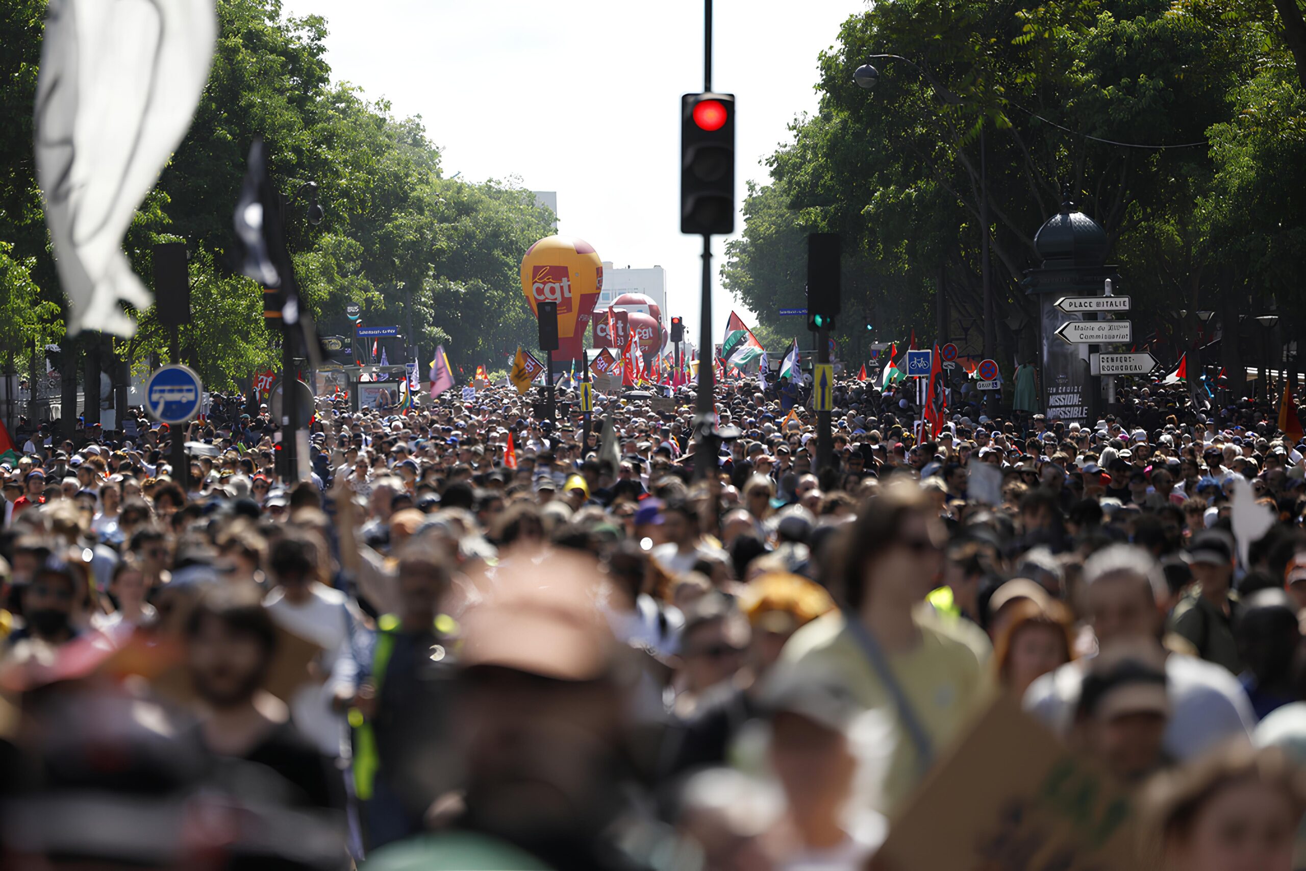 A França em Chamas: O Que as Manifestações de Paris Revelam Sobre o Futuro do Trabalho Global? 3 A França em Chamas: O Que as Manifestações de Paris Revelam Sobre o Futuro do Trabalho Global? A Fran a em Chamas O Que as Manifesta es de Paris Revelam Sobre o Futuro do Trabalho Global scaled A França em Chamas: O Que as Manifestações de Paris Revelam Sobre o Futuro do Trabalho Global?