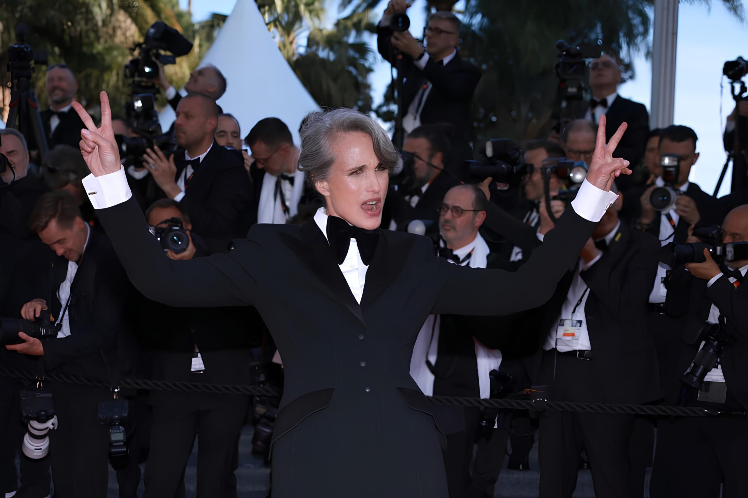 Andie MacDowell em Cannes: O Smoking Preto Que Conquistou o Mundo – E Por Que Isso Importa 3 Andie MacDowell em Cannes: O Smoking Preto Que Conquistou o Mundo – E Por Que Isso Importa Andie MacDowell em Cannes O Smoking Preto Que Conquistou o Mundo E Por Que Isso Importa scaled Andie MacDowell em Cannes: O Smoking Preto Que Conquistou o Mundo – E Por Que Isso Importa