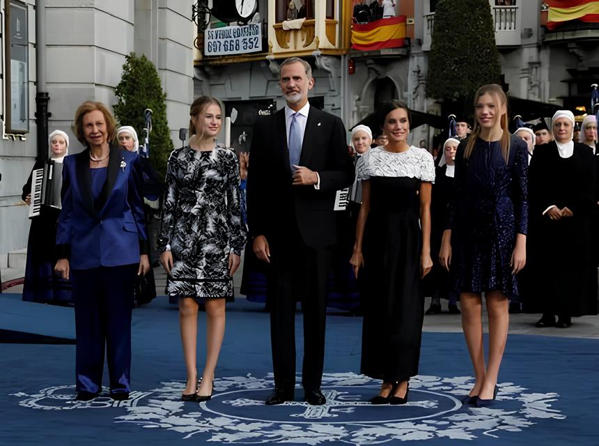 O Dia em Que a Elegância de Letizia e o Orgulho Real Marcaram um Novo Capítulo na Vida da Infanta Sofia 3 O Dia em Que a Elegância de Letizia e o Orgulho Real Marcaram um Novo Capítulo na Vida da Infanta Sofia O Dia em Que a Eleg ncia de Letizia e o Orgulho Real Marcaram um Novo Cap tulo na Vida da Infanta Sofia O Dia em Que a Elegância de Letizia e o Orgulho Real Marcaram um Novo Capítulo na Vida da Infanta Sofia