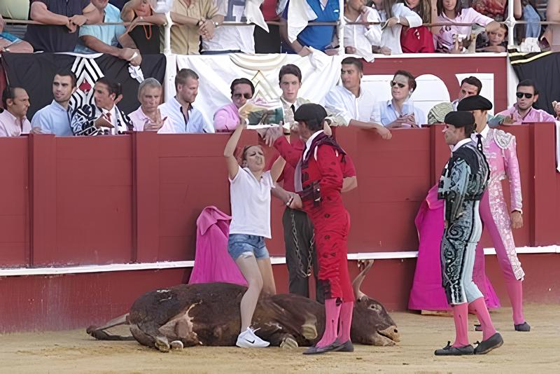 O Grito Silencioso: Como Uma Ativista Desafiou Milhões Para Salvar Um Touro Agonizante 3 O Grito Silencioso: Como Uma Ativista Desafiou Milhões Para Salvar Um Touro Agonizante O Grito Silencioso Como Uma Ativista Desafiou Milh es Para Salvar Um Touro Agonizante O Grito Silencioso: Como Uma Ativista Desafiou Milhões Para Salvar Um Touro Agonizante