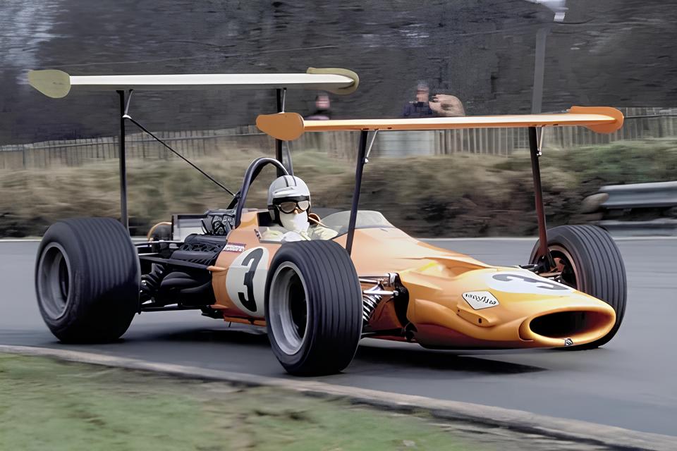 O Retrocesso ao Futuro: Como a McLaren Está Reinventando o Legado com uma Pintura Especial Inspirada na Primeira Vitória da F1 3 O Retrocesso ao Futuro: Como a McLaren Está Reinventando o Legado com uma Pintura Especial Inspirada na Primeira Vitória da F1 O Retrocesso ao Futuro Como a McLaren Est Reinventando o Legado com uma Pintura Especial Inspirada na Primeira Vit ria da F1 O Retrocesso ao Futuro: Como a McLaren Está Reinventando o Legado com uma Pintura Especial Inspirada na Primeira Vitória da F1