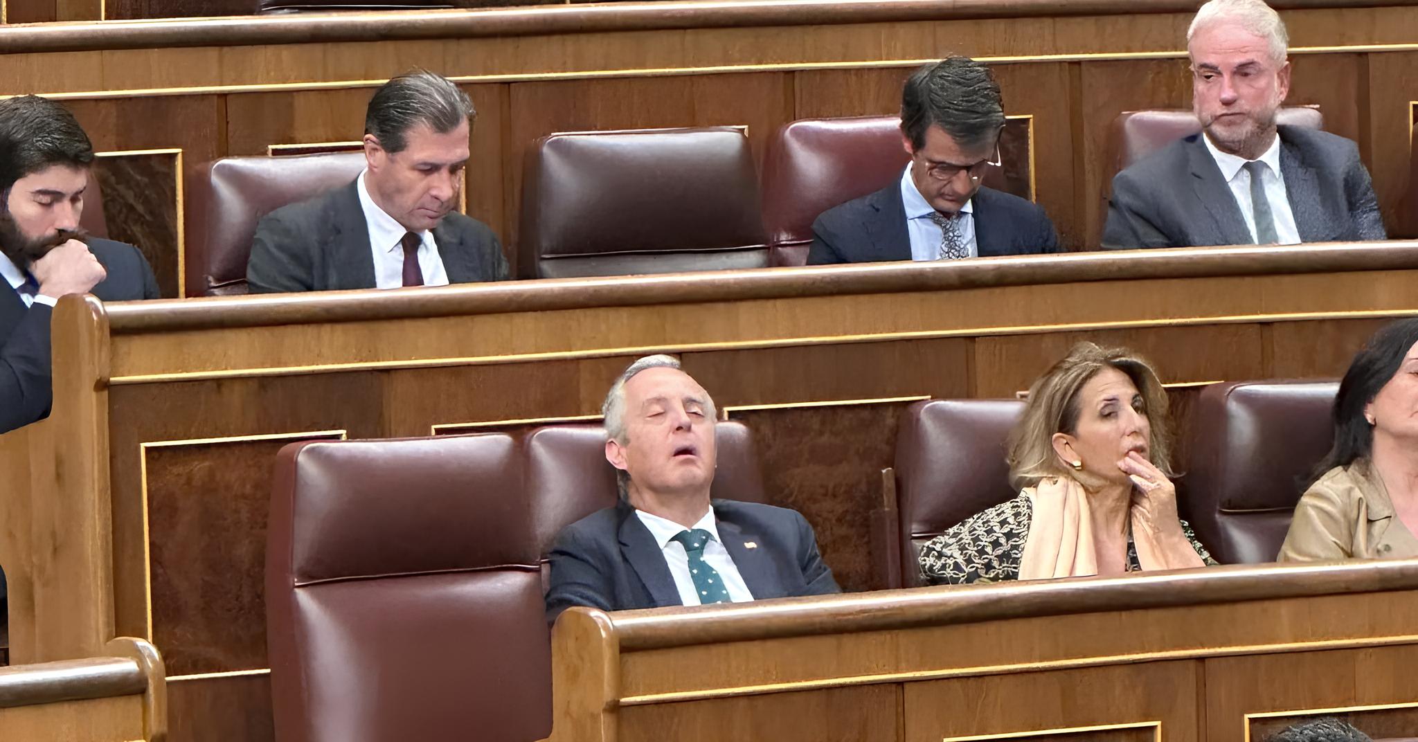 Quando o Sono Fala Mais Alto: O Dia em que um Deputado Adormeceu Enquanto o Futuro de Espanha Estava em Jogo 3 Quando o Sono Fala Mais Alto: O Dia em que um Deputado Adormeceu Enquanto o Futuro de Espanha Estava em Jogo Quando o Sono Fala Mais Alto O Dia em que um Deputado Adormeceu Enquanto o Futuro de Espanha Estava em Jogo Quando o Sono Fala Mais Alto: O Dia em que um Deputado Adormeceu Enquanto o Futuro de Espanha Estava em Jogo