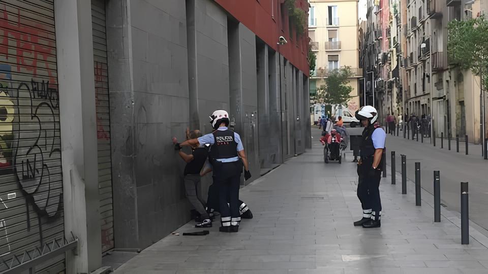 Quem Tem Direito à Cidade? O Movimento Okupa e a Crise Urbana na Europa 3 Quem Tem Direito à Cidade? O Movimento Okupa e a Crise Urbana na Europa Quem Tem Direito Cidade O Movimento Okupa e a Crise Urbana na Europa Quem Tem Direito à Cidade? O Movimento Okupa e a Crise Urbana na Europa