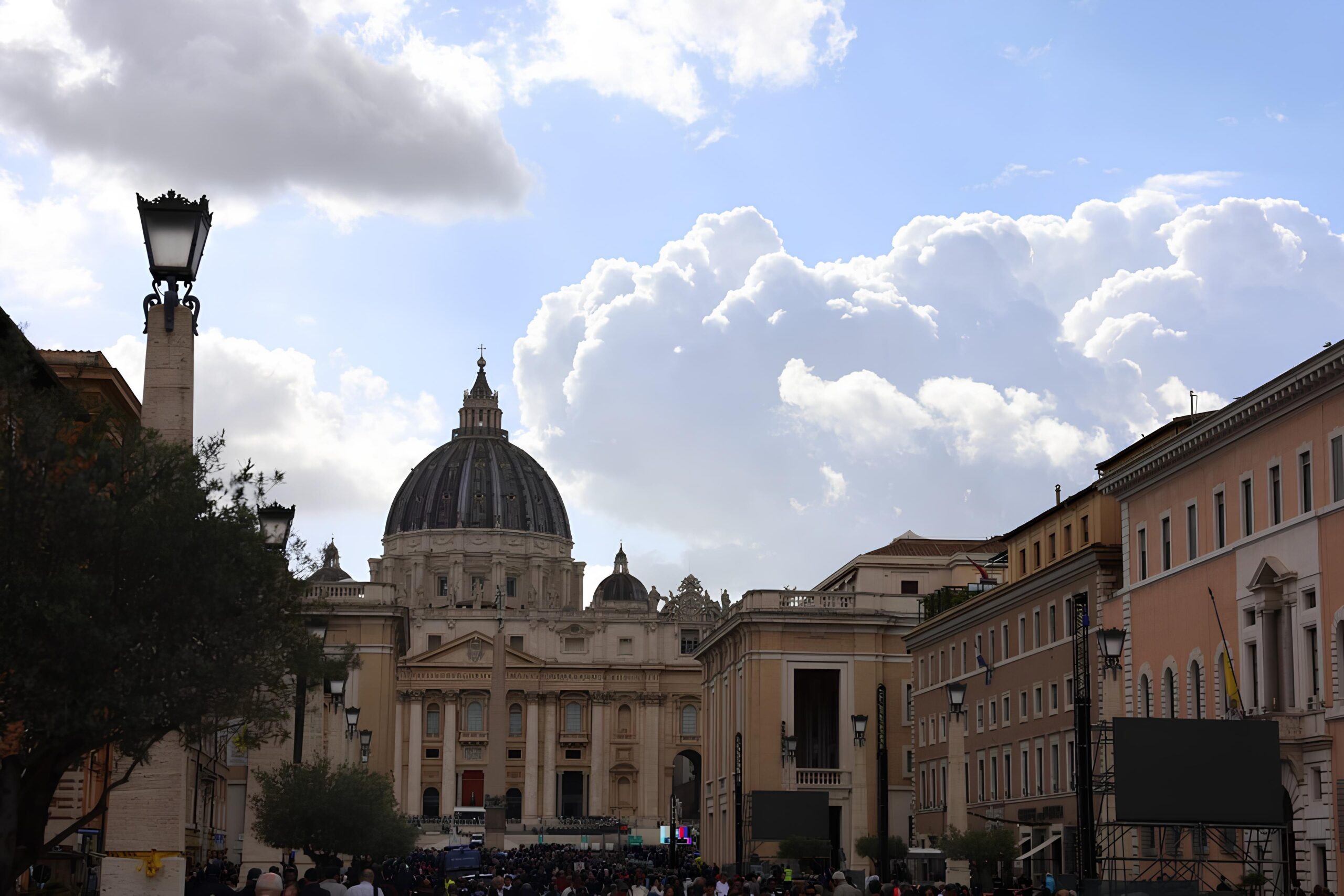 Um Novo Capítulo na História: A Ascensão de Leão XVI e o Vaticano Sob os Holofotes Globais 3 Um Novo Capítulo na História: A Ascensão de Leão XVI e o Vaticano Sob os Holofotes Globais Um Novo Cap tulo na Hist ria A Ascens o de Le o XVI e o Vaticano Sob os Holofotes Globais scaled Um Novo Capítulo na História: A Ascensão de Leão XVI e o Vaticano Sob os Holofotes Globais