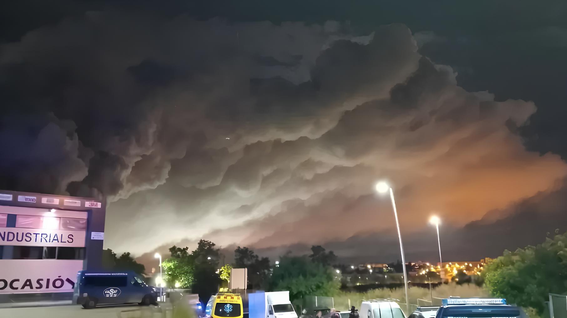 Uma Nuvem de Medo: Como um Incêndio Químico Paralisou a Catalunha e Deixou Milhares Confinados