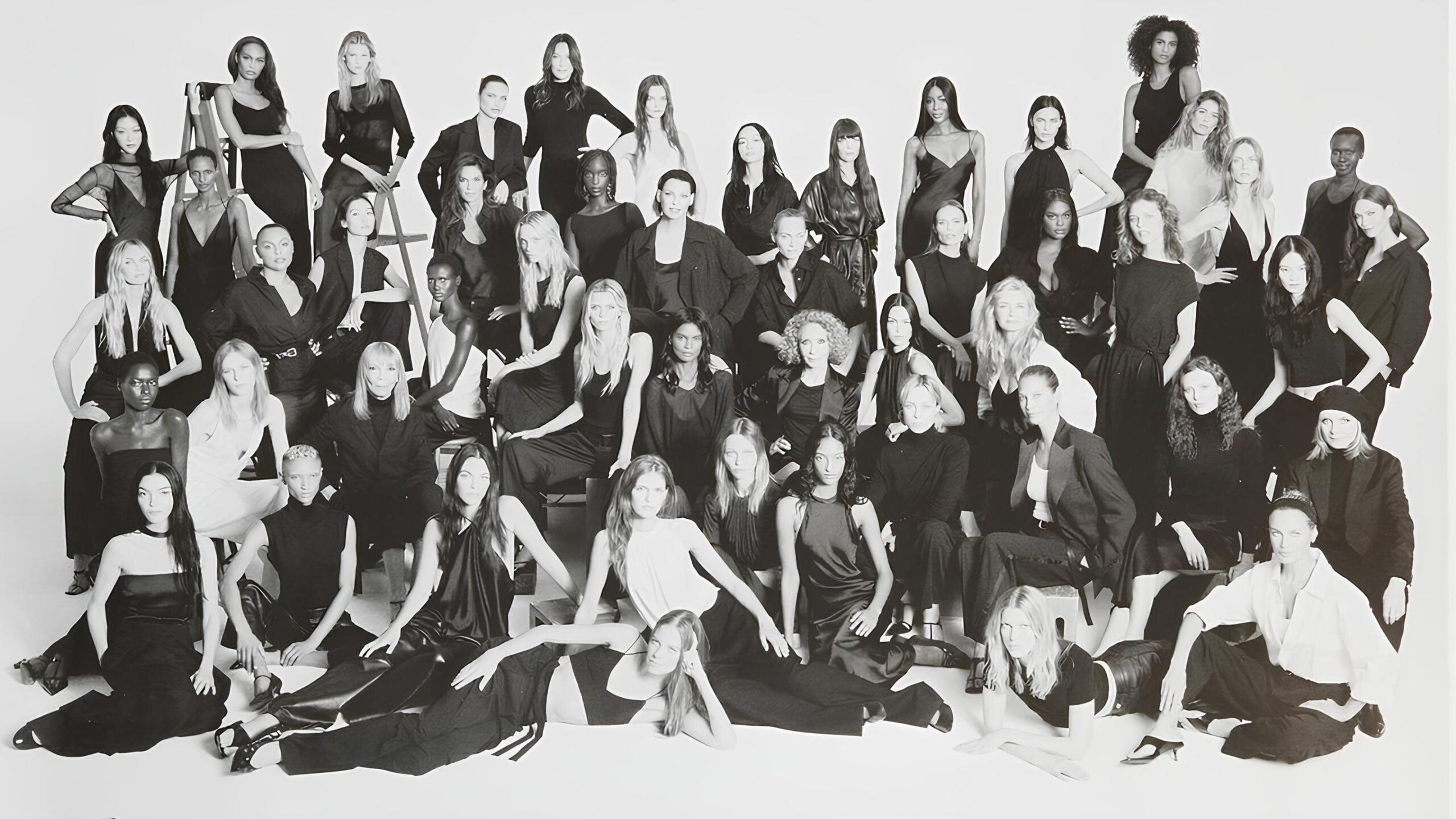Zara 50 Anos: Como Uma Pequena Loja na Espanha Revolucionou o Mundo da Moda e Definiu Tendências Globais 3 Zara 50 Anos: Como Uma Pequena Loja na Espanha Revolucionou o Mundo da Moda e Definiu Tendências Globais Zara 50 Anos Como Uma Pequena Loja na Espanha Revolucionou o Mundo da Moda e Definiu Tend ncias Globais scaled Zara 50 Anos: Como Uma Pequena Loja na Espanha Revolucionou o Mundo da Moda e Definiu Tendências Globais