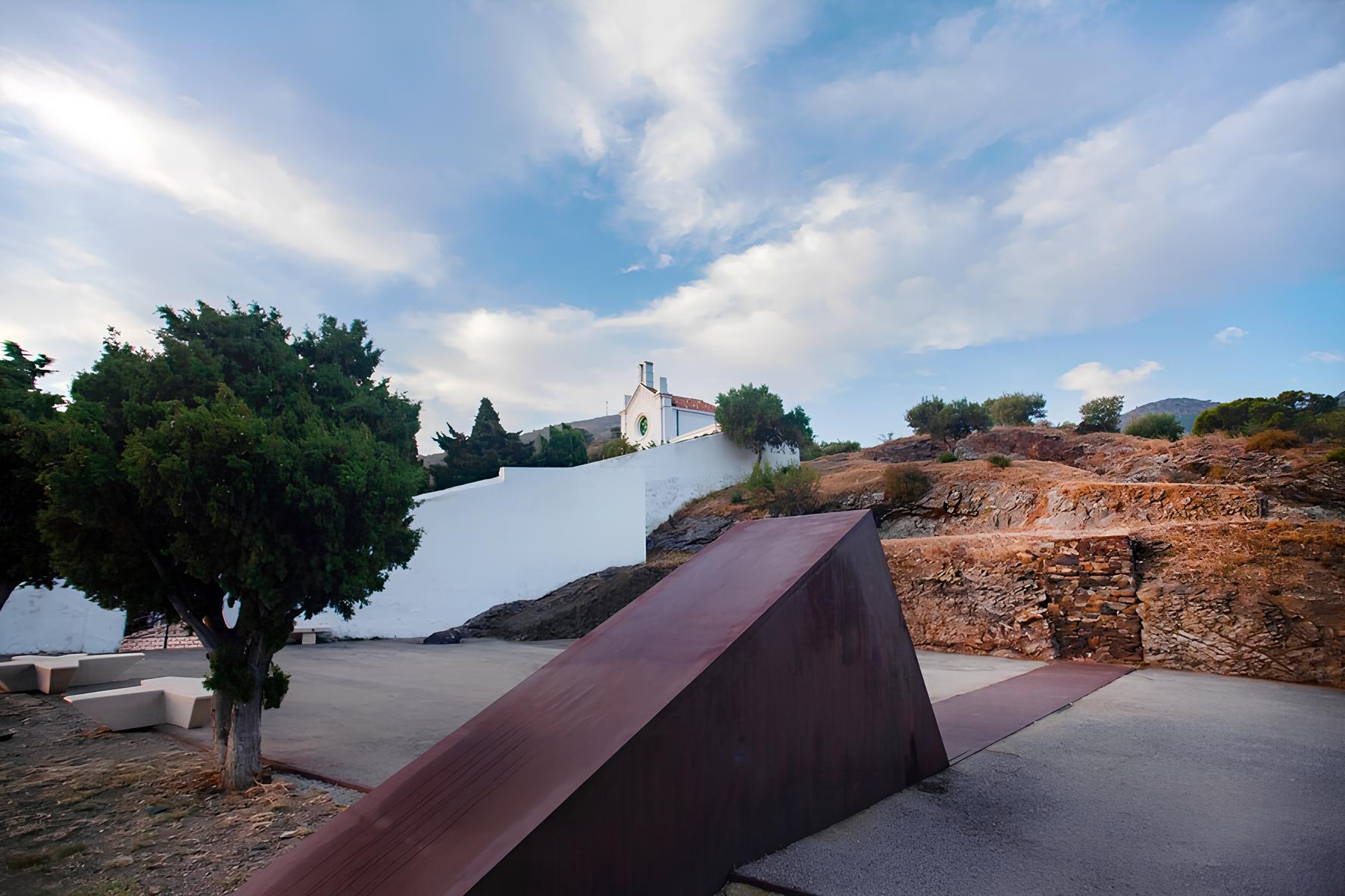 O Monumento de A o Corten Que Conta Hist rias do Passado e Desafia o Tempo O Memorial Walter Benjamin O Monumento de Aço Corten Que Conta Histórias do Passado e Desafia o Tempo: O Memorial Walter Benjamin