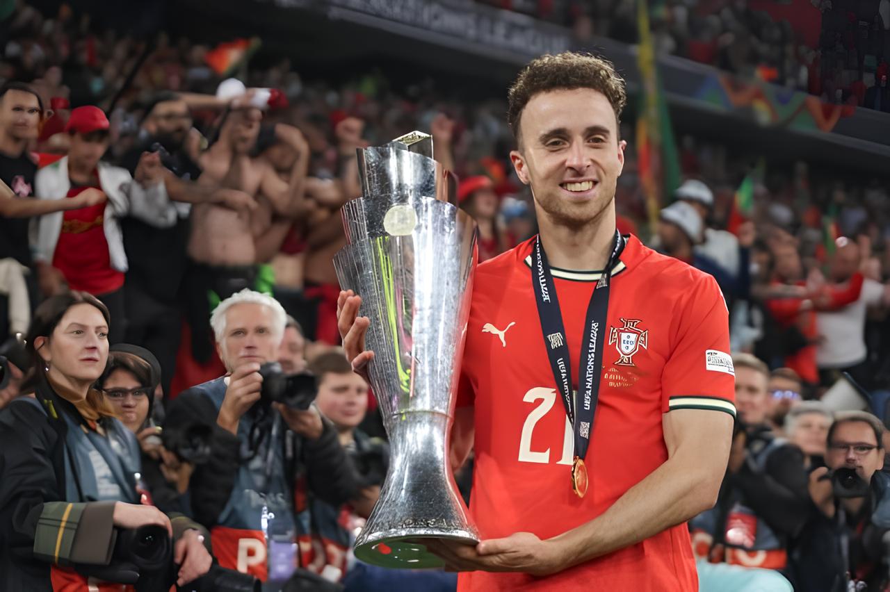 A Trágica História de Diogo Jota: O Dia em que o Futebol Perdeu uma Estrela e um Irmão Amado 3 A Trágica História de Diogo Jota: O Dia em que o Futebol Perdeu uma Estrela e um Irmão Amado A Tr gica Hist ria de Diogo Jota O Dia em que o Futebol Perdeu uma Estrela e um Irm o Amado A Trágica História de Diogo Jota: O Dia em que o Futebol Perdeu uma Estrela e um Irmão Amado