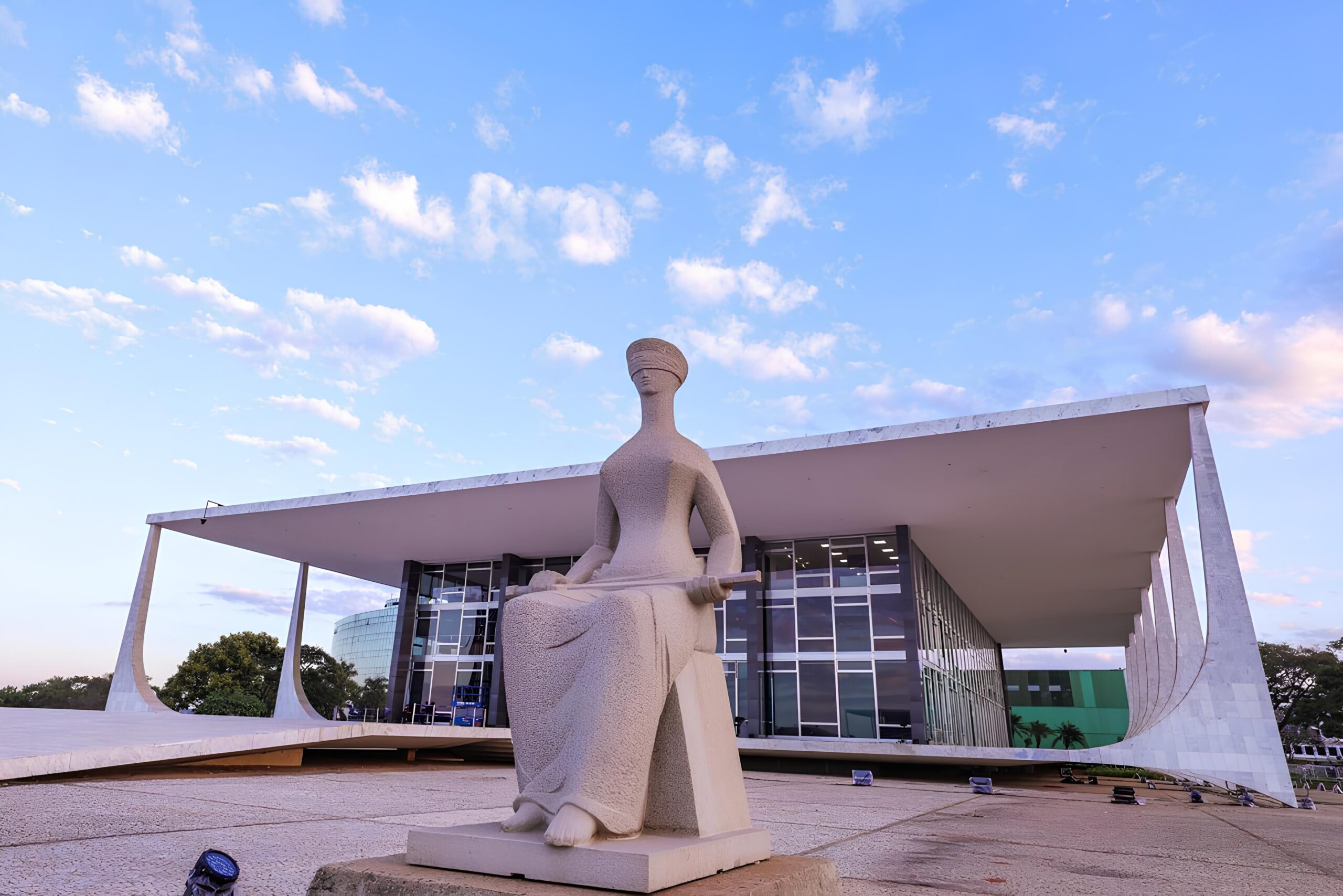 A Batalha Pelo Cumprimento da Justiça Constitucional: Como Brasil, Alemanha, Espanha, Portugal e Polônia Enfrentam o Desafio dos Instrumentos de Execução Decisória 1 A Batalha Pelo Cumprimento da Justiça Constitucional: Como Brasil, Alemanha, Espanha, Portugal e Polônia Enfrentam o Desafio dos Instrumentos de Execução Decisória A Batalha Pelo Cumprimento da Justi a Constitucional Como Brasil Alemanha Espanha Portugal e Pol nia Enfrentam o Desafio dos Instrumentos de Execu o Decis ria scaled A Batalha Pelo Cumprimento da Justiça Constitucional: Como Brasil, Alemanha, Espanha, Portugal e Polônia Enfrentam o Desafio dos Instrumentos de Execução Decisória