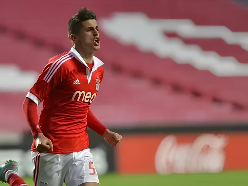 João Bandeira: O Lateral Adolescente Que Está Conquistando a Europa e Redefinindo o Futuro do Futebol Português 1 João Bandeira: O Lateral Adolescente Que Está Conquistando a Europa e Redefinindo o Futuro do Futebol Português Jo o Bandeira O Lateral Adolescente Que Est Conquistando a Europa e Redefinindo o Futuro do Futebol Portugu s João Bandeira: O Lateral Adolescente Que Está Conquistando a Europa e Redefinindo o Futuro do Futebol Português