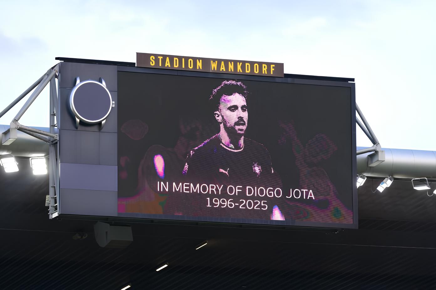 O Dia em que o Futebol Parou: Como a Premier League e o Mundo se Uniram para Honrar Diogo Jota 1 O Dia em que o Futebol Parou: Como a Premier League e o Mundo se Uniram para Honrar Diogo Jota O Dia em que o Futebol Parou Como a Premier League e o Mundo se Uniram para Honrar Diogo Jota O Dia em que o Futebol Parou: Como a Premier League e o Mundo se Uniram para Honrar Diogo Jota