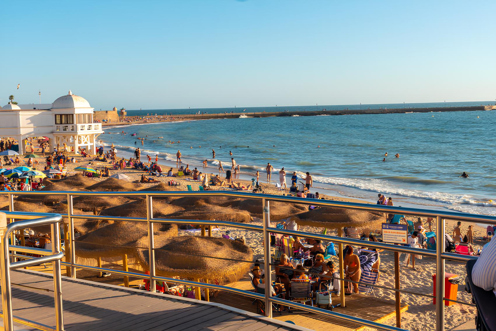 O Hábito Português nas Praias do Algarve que Revolta Espanha: Por que Deixar Guarda-Sóis na Areia é Vista como um Crime? 1 O Hábito Português nas Praias do Algarve que Revolta Espanha: Por que Deixar Guarda-Sóis na Areia é Vista como um Crime? O Hábito Português nas Praias do Algarve que Revolta Espanha: Por que Deixar Guarda-Sóis na Areia é Vista como um Crime?
