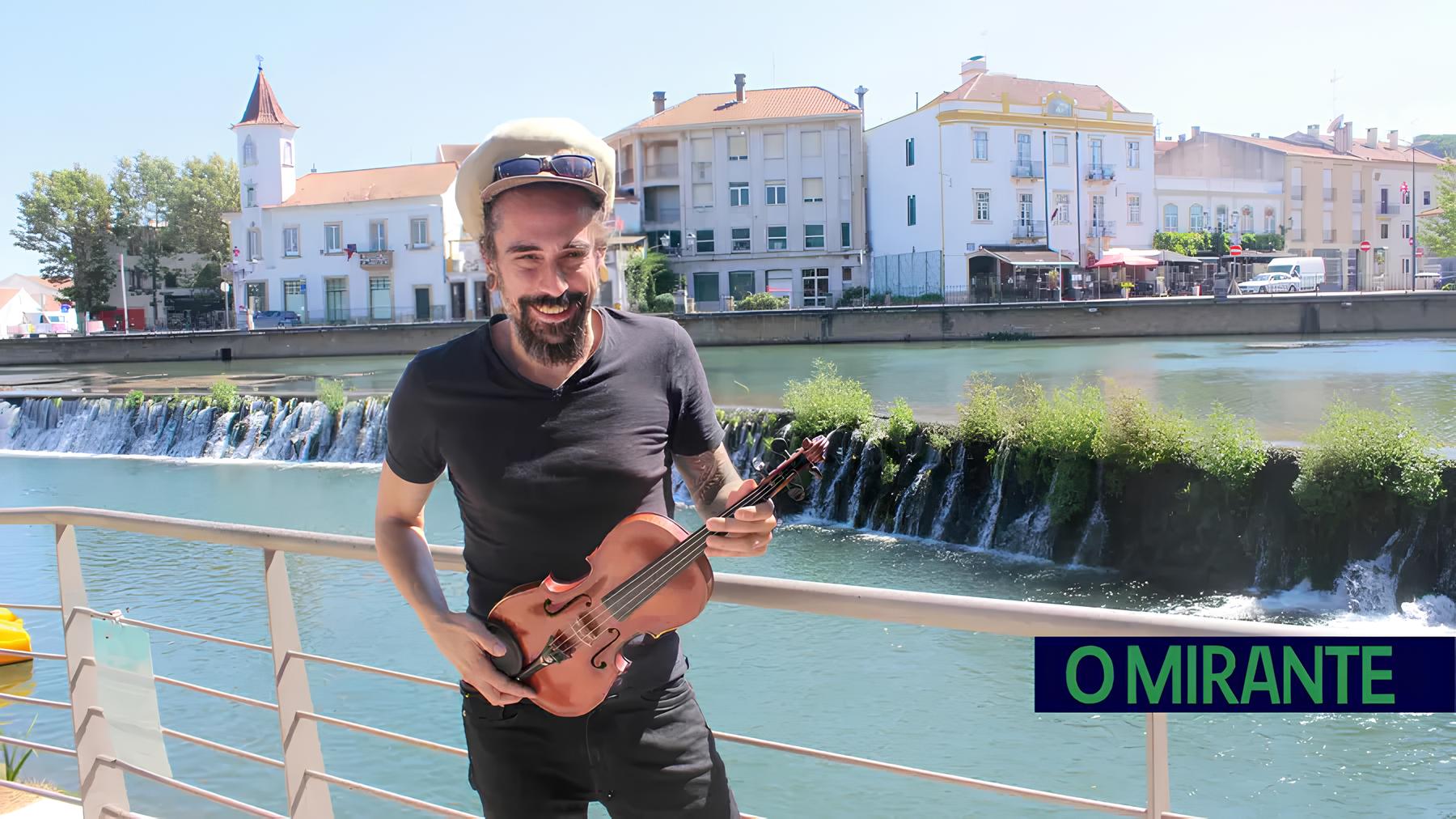 O Músico de Tomar Que Conduz Rituais Sonoros Entre Portugal e o Reino Unido: A História de Marco Rosa 1 O Músico de Tomar Que Conduz Rituais Sonoros Entre Portugal e o Reino Unido: A História de Marco Rosa O M sico de Tomar Que Conduz Rituais Sonoros Entre Portugal e o Reino Unido A Hist ria de Marco Rosa O Músico de Tomar Que Conduz Rituais Sonoros Entre Portugal e o Reino Unido: A História de Marco Rosa