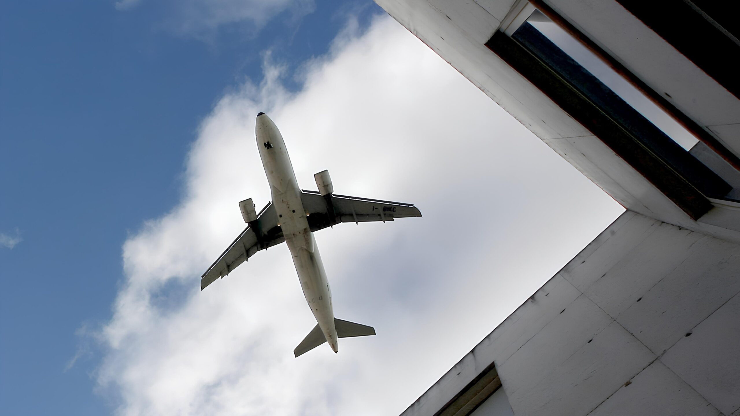 Por Que Viajar de Avião é 26 Vezes Mais Barato do que de Trem? A História Por Trás da Distopia dos Transportes na Europa 1 Por Que Viajar de Avião é 26 Vezes Mais Barato do que de Trem? A História Por Trás da Distopia dos Transportes na Europa Por Que Viajar de Avi o 26 Vezes Mais Barato do que de Trem A Hist ria Por Tr s da Distopia dos Transportes na Europa scaled Por Que Viajar de Avião é 26 Vezes Mais Barato do que de Trem? A História Por Trás da Distopia dos Transportes na Europa