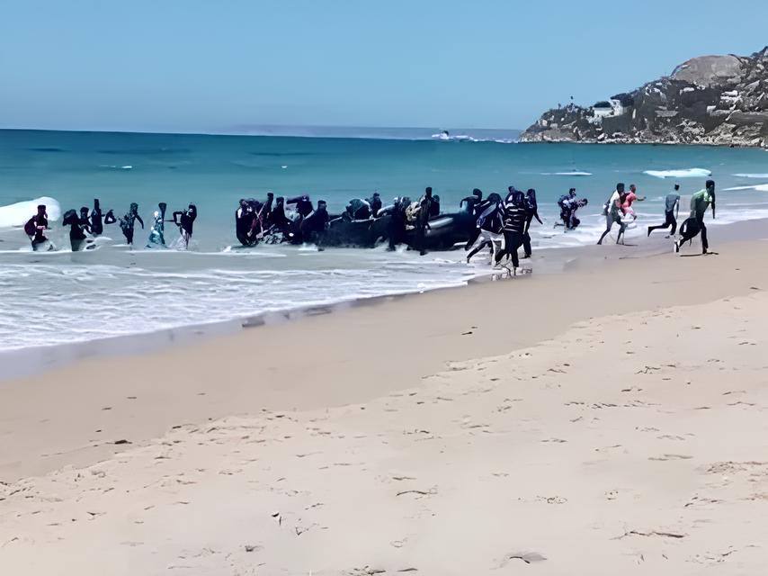 Quando o Mar Vira Porta de Entrada: O Caso dos Imigrantes Desembarcados em Plena Luz do Dia na Espanha 1 Quando o Mar Vira Porta de Entrada: O Caso dos Imigrantes Desembarcados em Plena Luz do Dia na Espanha Quando o Mar Vira Porta de Entrada O Caso dos Imigrantes Desembarcados em Plena Luz do Dia na Espanha Quando o Mar Vira Porta de Entrada: O Caso dos Imigrantes Desembarcados em Plena Luz do Dia na Espanha