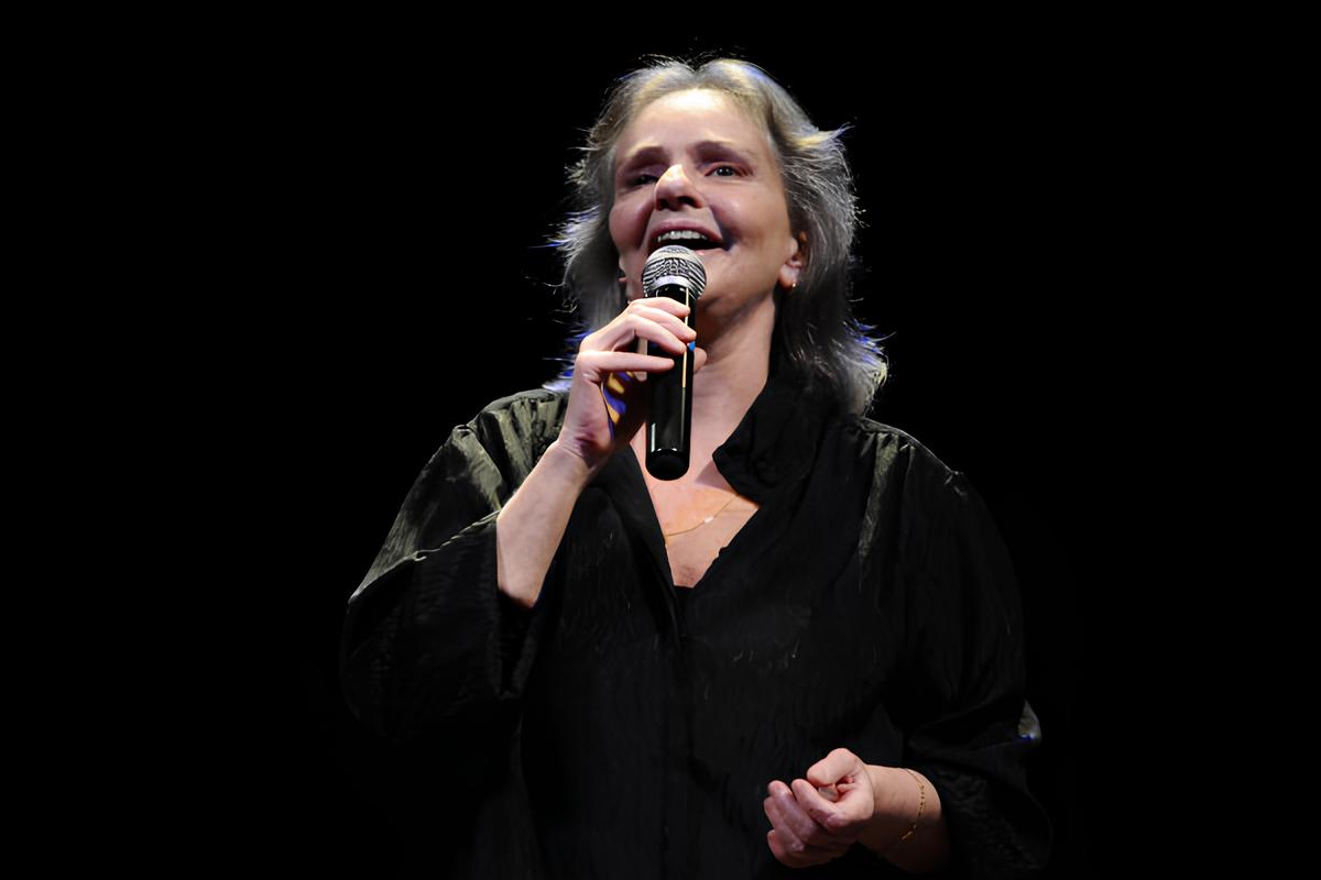 A Voz Que Não Se Cala: Angela Ro Ro, a Diva Que Transformou a Música Brasileira em Poesia 1 A Voz Que Não Se Cala: Angela Ro Ro, a Diva Que Transformou a Música Brasileira em Poesia A Voz Que N o Se Cala Angela Ro Ro a Diva Que Transformou a M sica Brasileira em Poesia A Voz Que Não Se Cala: Angela Ro Ro, a Diva Que Transformou a Música Brasileira em Poesia